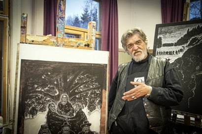 Residenssitaiteilija Shpend Bengu tuntee suomalaisen kulttuuriperinnön – albanialaistaiteilijan grafiikkavedoksissa seikkailee Kalevalasta tuttuja hahmoja