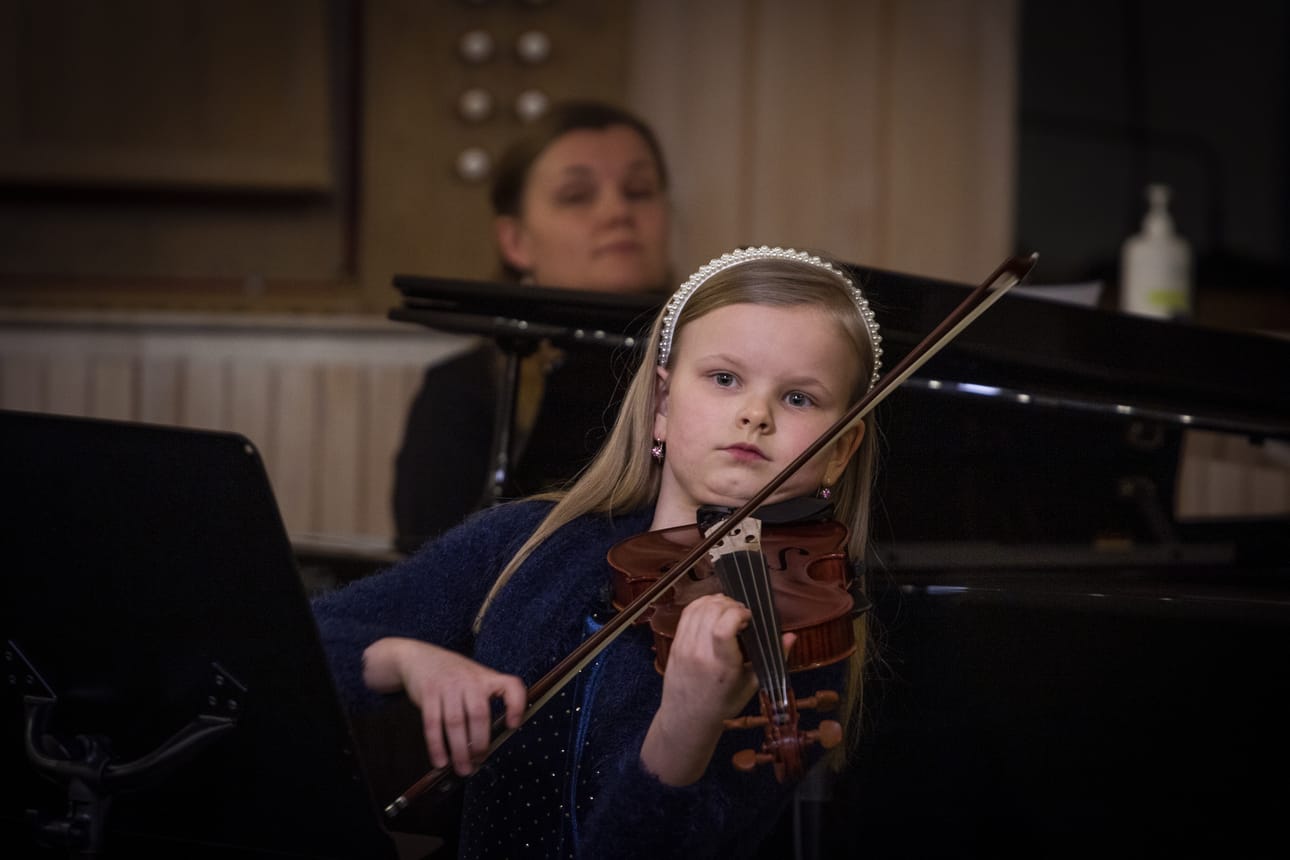 Laulun säestyksestä vastaavat yhdeksänvuotias viulusti Lilja Haataine ja pianisti Alina Haatainen.
