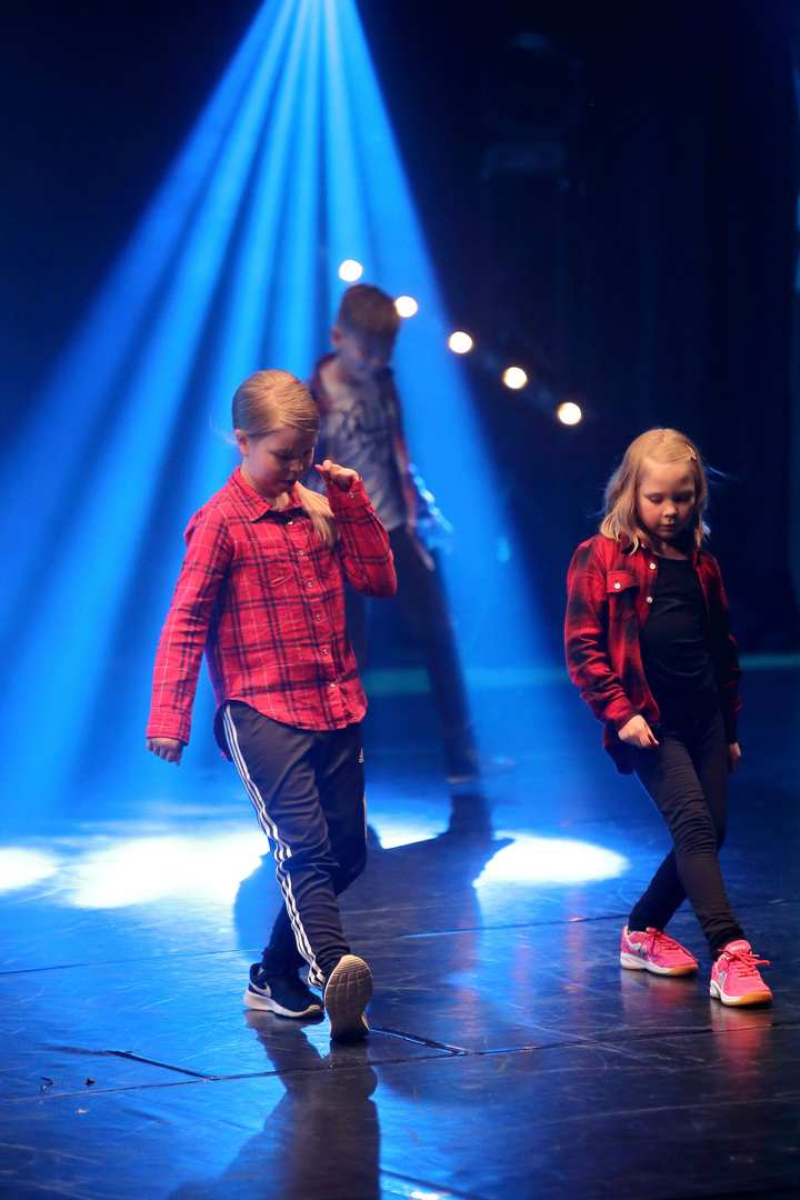 Joulunäytöksissä lavalle nousi kaiken ikäisiä tanssijoita viisivuotiaasta aikuisiin. Muun muassa 10–14-vuotiaiden hip hop -ryhmä pääsi näyttämään taitonsa yleisölle.