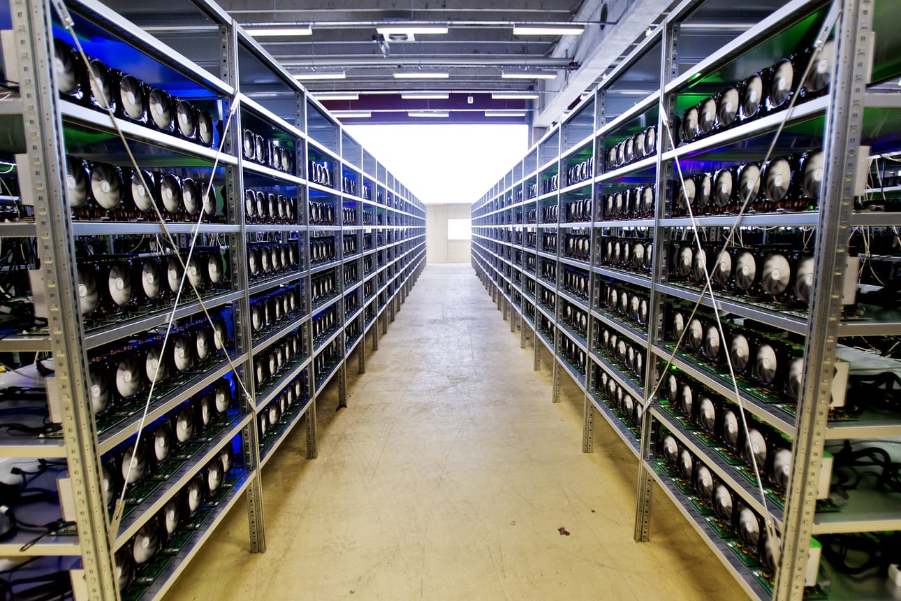 KnCMiner rakensi pari vuotta sitten konesalin Ruotsin Bodeniin hylätyn sotilastukikohdan helikopterihalliin. Konesalin sisällä on hyllyjä, joilla on vieri vieressä huipputehokkaita prosessoreita.