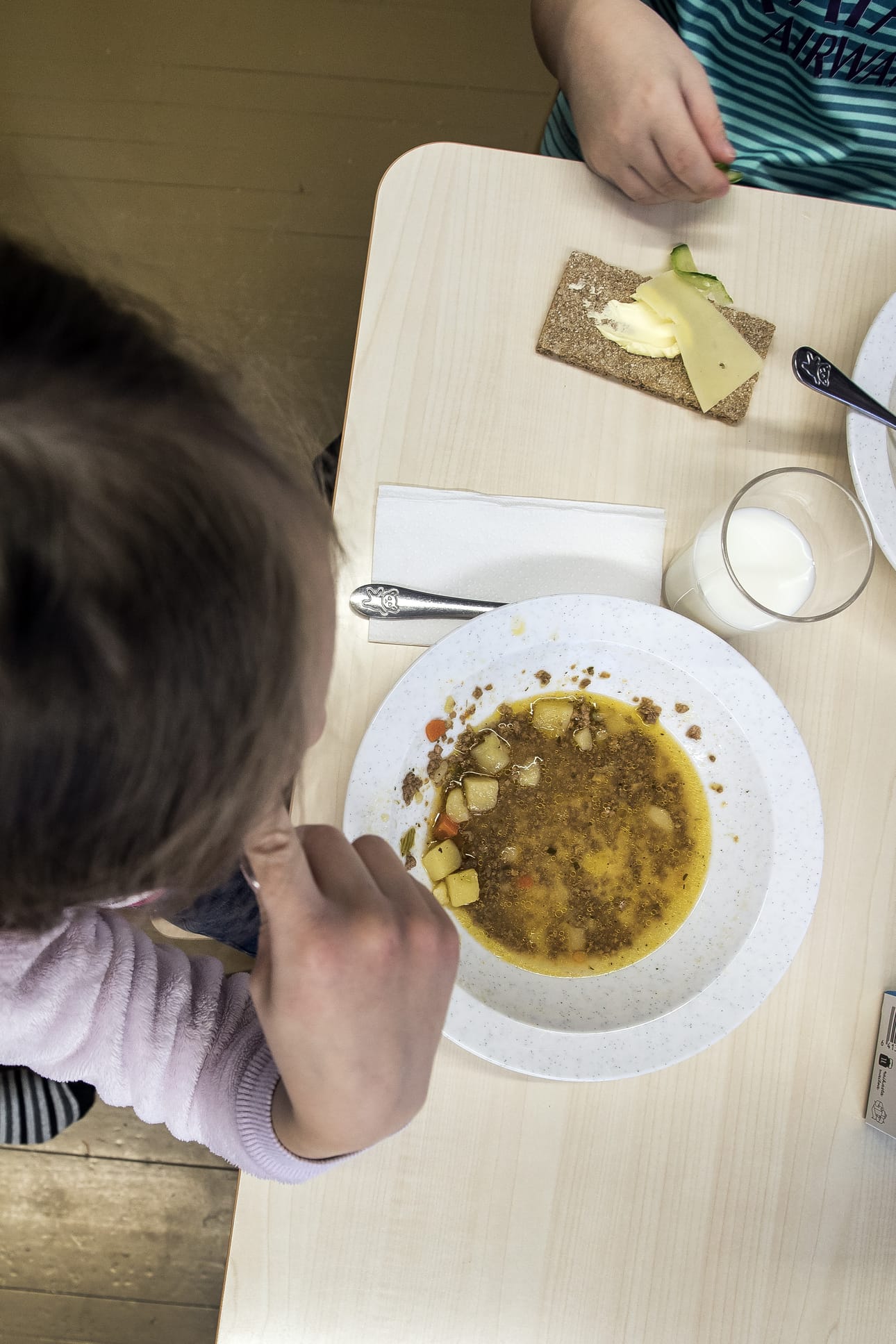 Oulun kaupungin kouluissa kouluruuan tarjoilee pääosin Oulun Tilapalvelut. Oulussa kouluruoan hinta oppilasta kohden päivässä on noin kaksi euroa.