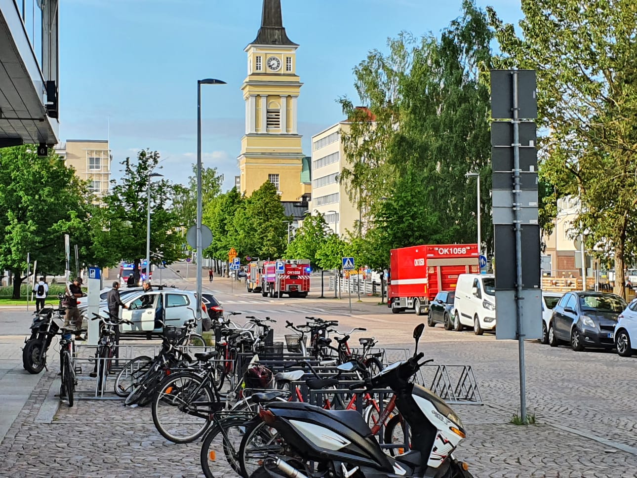 Pelastuslaitoksen yksiköt Oulun keskustassa maanantai-iltana.
