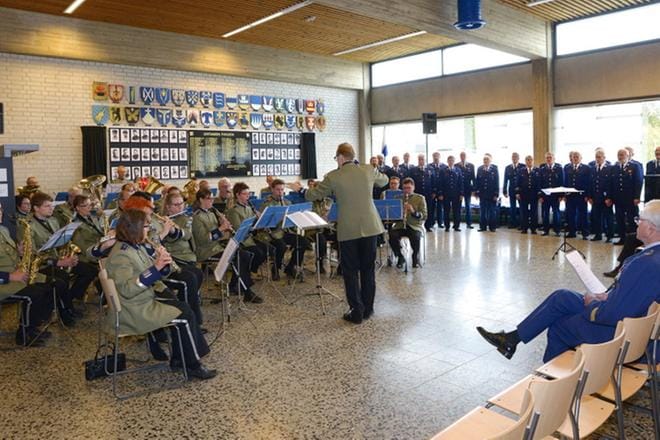 Viime vuonna Lentosotakoulun perinnejuhlassa esiintyivät tuttuun tapaan MPK:n soittokunta ja E-P:n Poliisilaulajat. KUVA: FOTO-NEITI