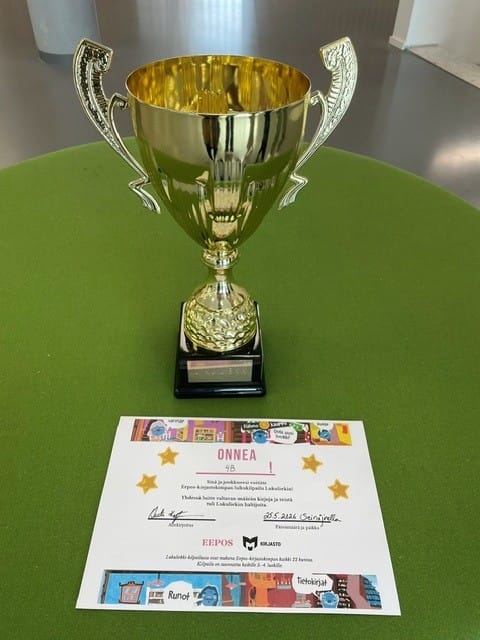 Lukuliekki-pokaali ja palkintodiplomi.