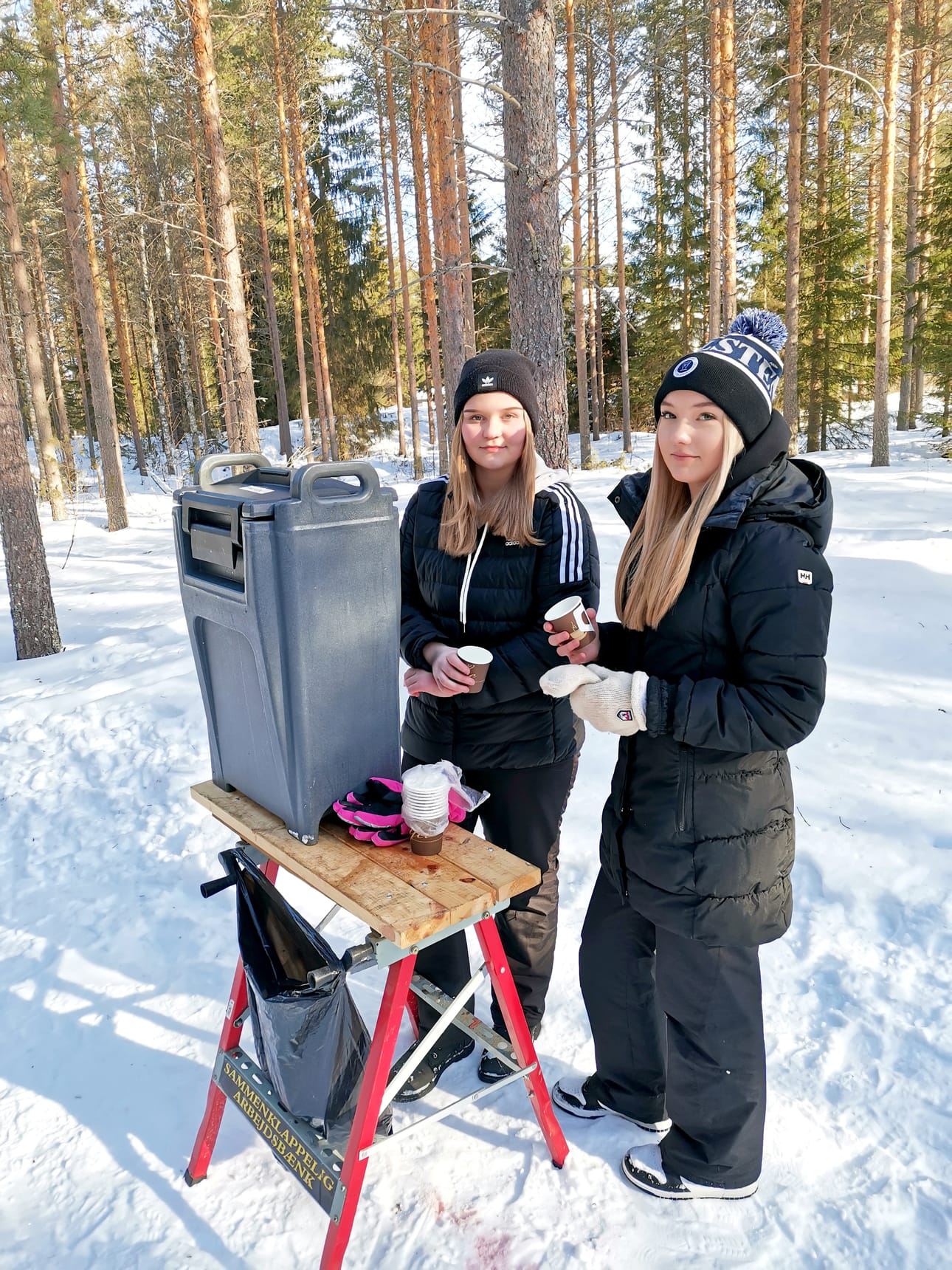 Yläluokkien tukioppilaat Venla Niemenaho ja Malla Ritala auttoivat kisojen mehunjaossa.
