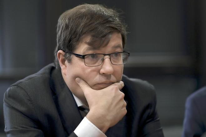 Ylen hallintoneuvoston varapuheenjohtaja Arto Satonen on sitä mieltä, että Vaasassa lauantaina pidetty jääkärijuhla olisi pitänyt huomioida Ylen pääuutislähetyksessä puoli yhdeksältä. Kuva: Heikki Hakanen