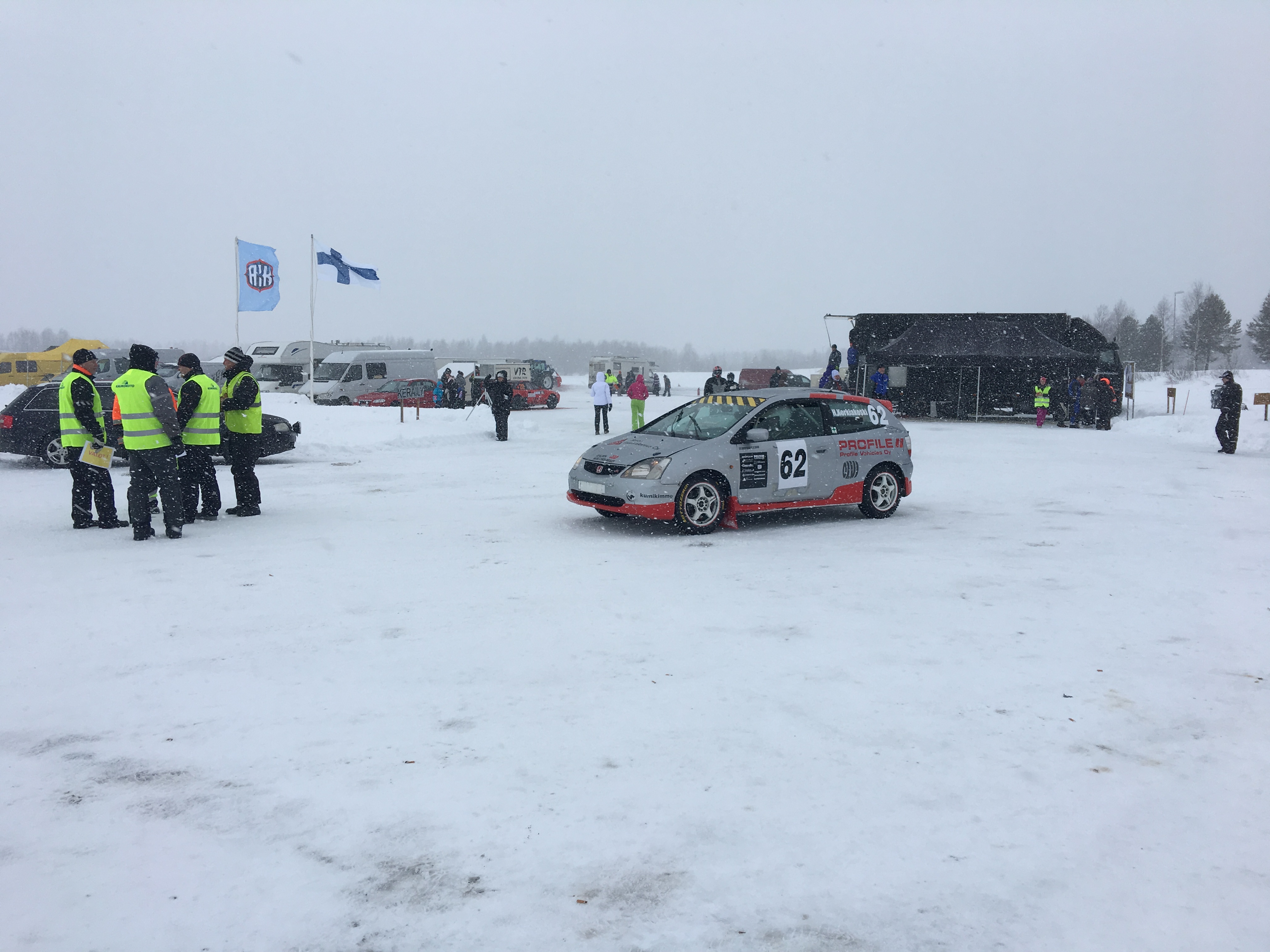 Monenlaista kulkupeliä oli Torankijärven jäällä.