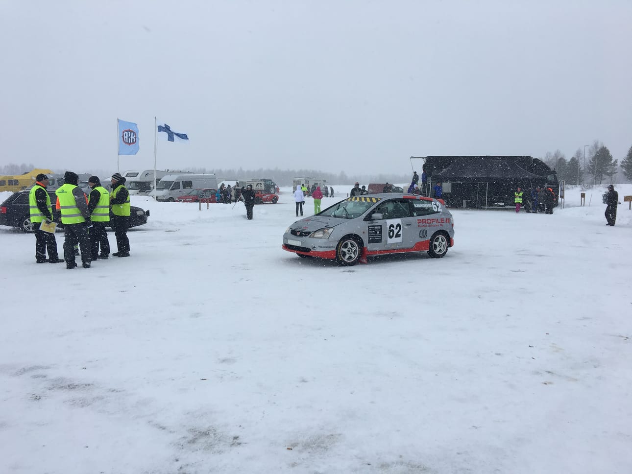 Monenlaista kulkupeliä oli Torankijärven jäällä.