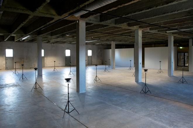 Laura Gustafssonin ja Terike Haapojan Siat-näyttelyn pääteos on ääni-installaatio Nimetön. Teosta varten on äänitetty viimeistä yötään eläviä sikoja suomalaisella tuotantotilalla. KUVA: JENNI LATVA