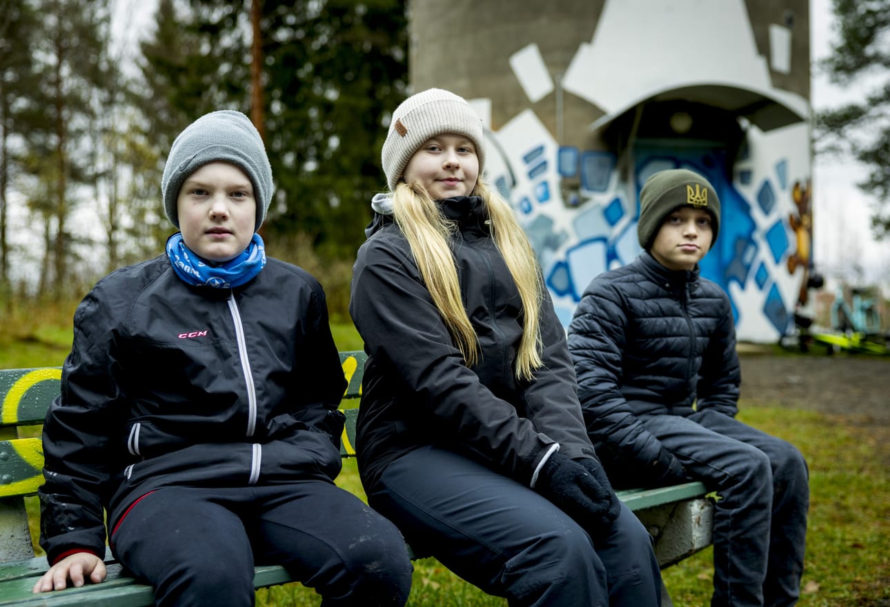 Antton Kaaresto (vas.), Hanna Ylipahkala ja Väinö Nyström olivat torstaina Kiimingin vesitornin juurella etsimässä salaperäistä kissahahmoa.