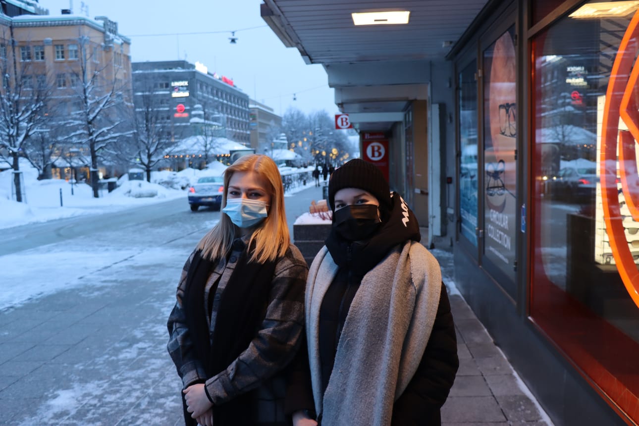 Ella Saarela ja Meri Hautala ymmärtävät sairaanhoitoalan opiskelijoina rajoituksia ja suosituksia. Heidän mielestään kansalaisillakin on vastuunsa. Täytyy jo tietää, miten on järkevää toimia.