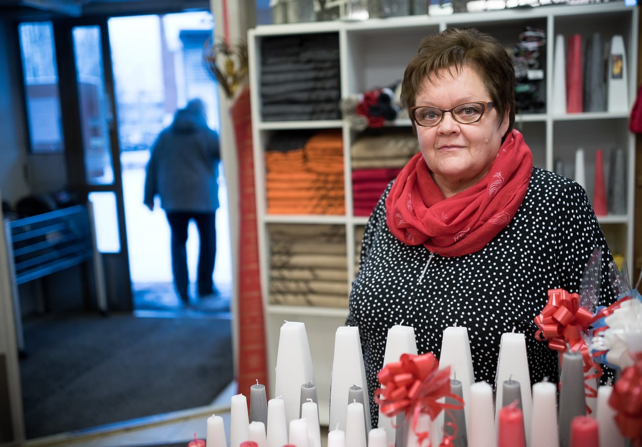 Arja Määttä on myymässä omistamaansa Aitovaatetta. Siellä myydään naisten ja miesten vaatteita sekä sesongin mukaisia sisustustavaroita.