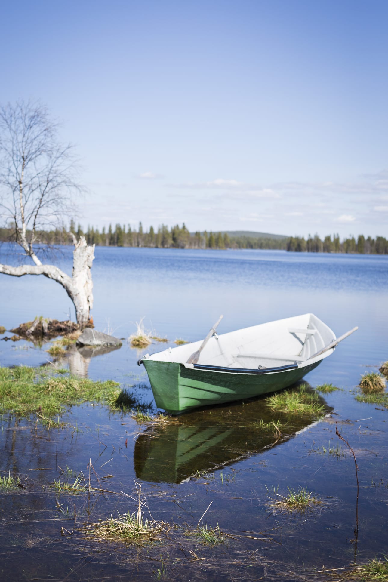 Kaksi vuotta sitten tulva oli toisenlainen kuin nyt ennustetaan. Kuvan vene jäi veden saartamaksi Kiitämällä. Kevättulvista odotetaan suuressa osassa maata melko tavanomaisia.