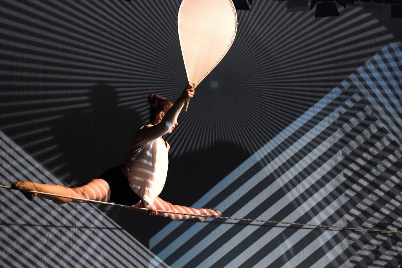 Ryhmä WHS:n ja Flow-sirkuksen tuottaman esityksen graafinen maailma syntyy vanhojen piirtoheittimien avulla. Kuvassa nuorallatanssija Mira Ravald.