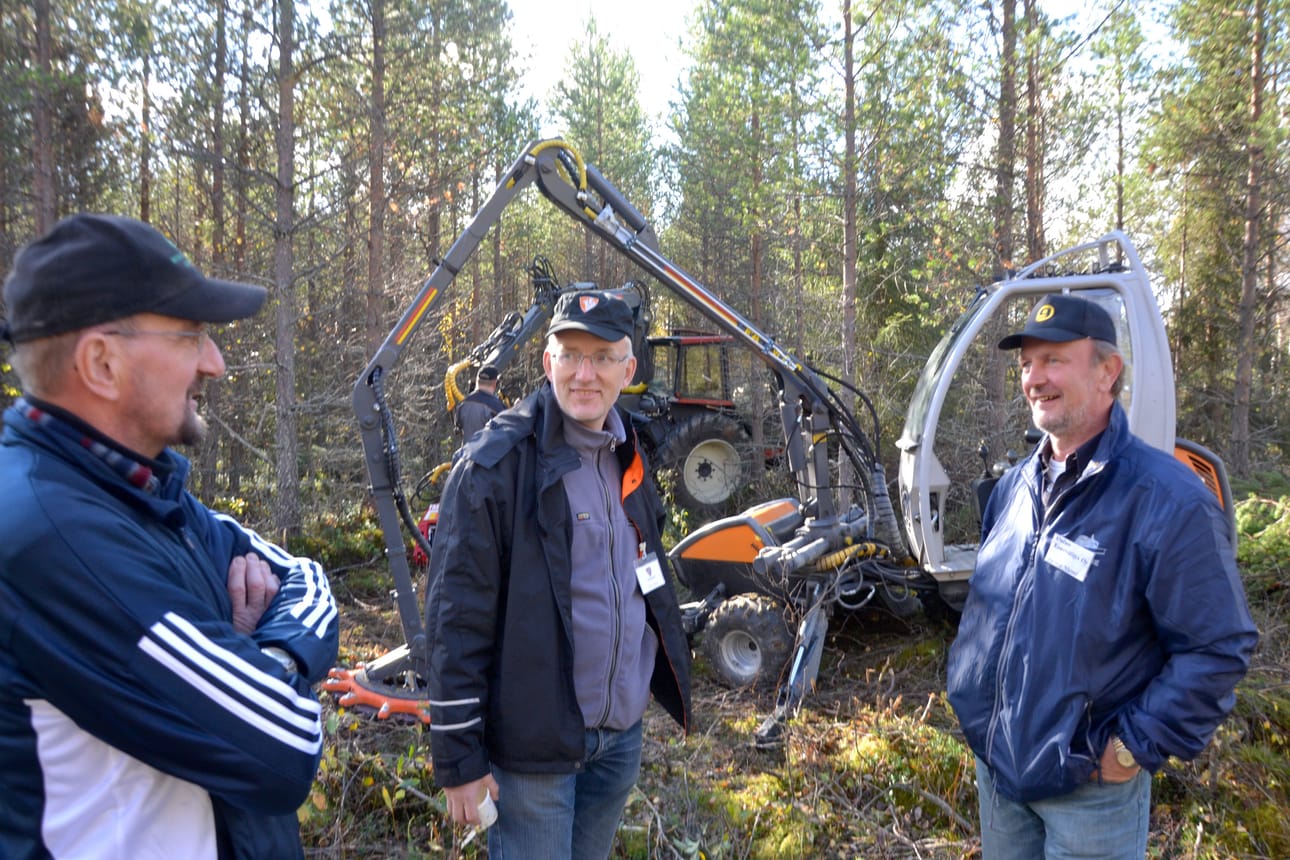 Taisto Männikkö (vas.), Niiles Airola ja Jorma Niemi metsäenergiapäivään energiapuukorjuunäytöksessä.