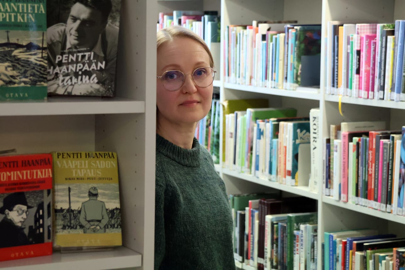 Lukutaidon kehittäminen on elämänmittainen prosessi, tietää koordinaattori Sanna Järvenpää. Hän itse aikoo kehittää omaa lukutaitoaan Pentti Haanpään teosten ja Haanpäästä kertovien tietokirjojen parissa, joiden vieressä hän kuvassa Rantsilan kirjastossa poseeraa.