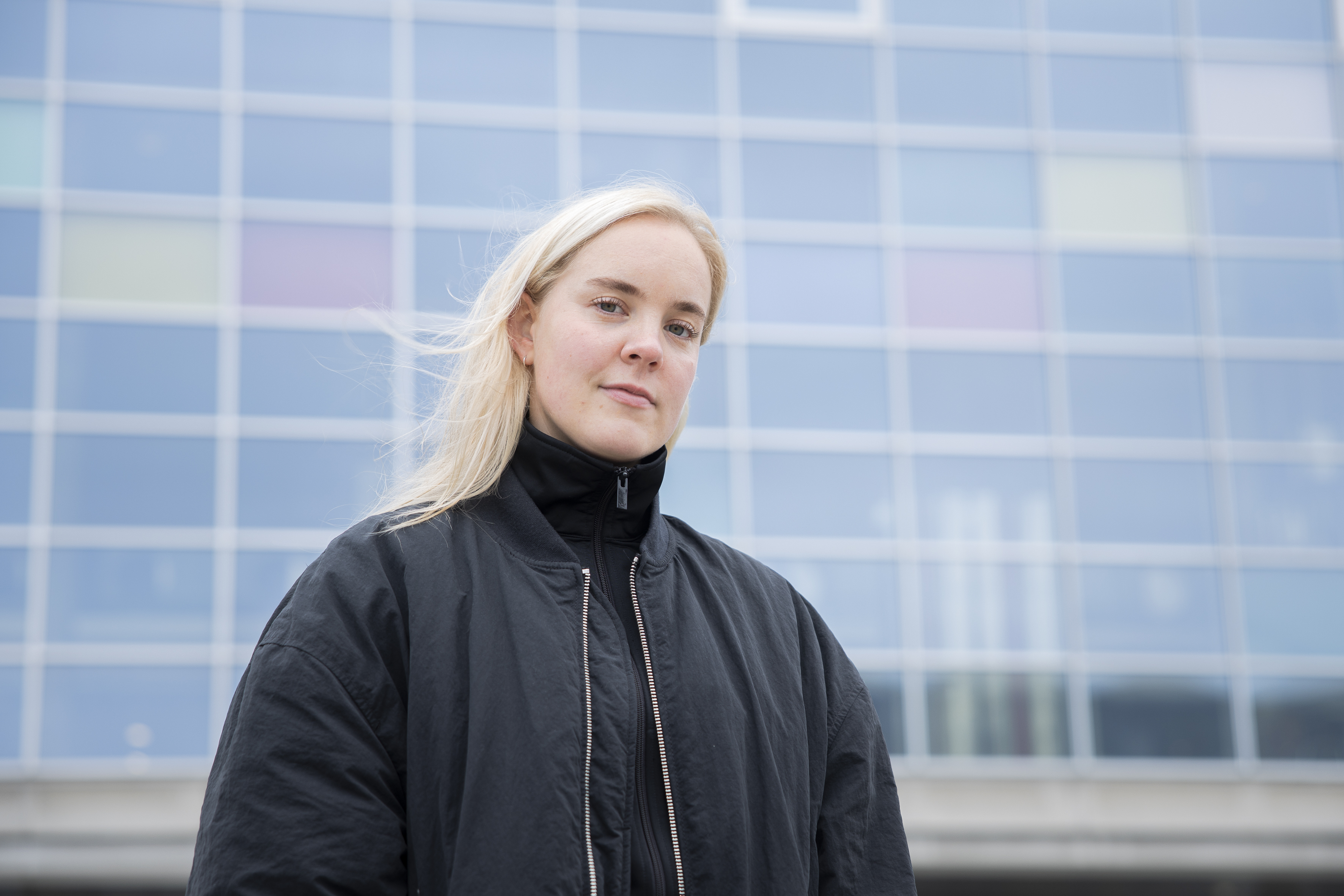 Äkäiset tytöt kiinnostavat Emma Pälsynahoa – Oulun teatterin uusi näyttelijä kaipaa rooleihin säröä