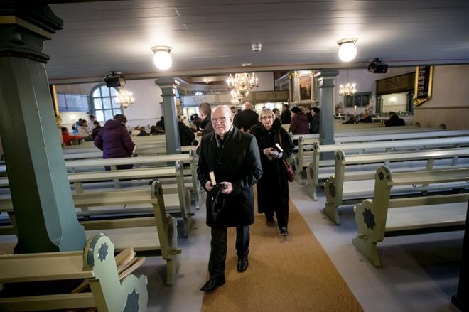 Leo ja Liisi Norja tulivat Ilmajoelle kirkkoon Seinäjoelta. Ilmajoelle heidät veti Jorma Laulajan luento messun jälkeen. Samalla he halusivat osallistua jumalanpalvelukseen. KUVAT: JAAKKO ELENIUS