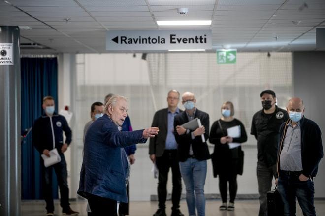Perussuomalaisten Matti Putkonen joukkoineen kävi tutustumassa puoluekokouksen pitopaikkoihin Seinäjoella. KUVA: JAAKKO ELENIUS