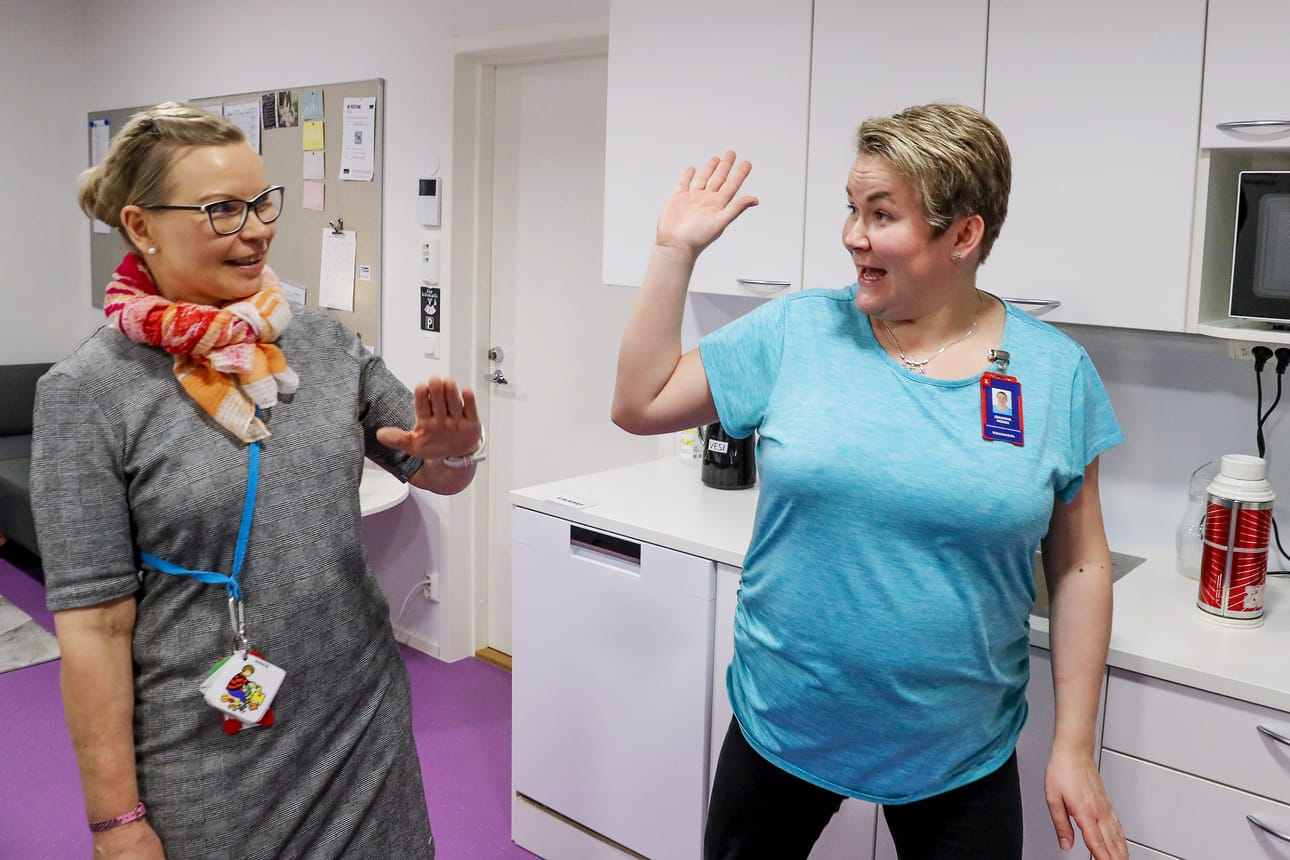 Ensimmäisenä tulee töihin kaksi lastenhoitajaa. Perjantaina avausvuorossa olleet Marja-Leena Alapalosaari ja Johanna Nousu tapasivat kahvihuoneessa ennen kuin lähtivät omille osastoilleen. Pitkän rakennuksen kummassakin päässä on yksi päivystävä ryhmä, joka palvelee aamusta iltakuuteen.