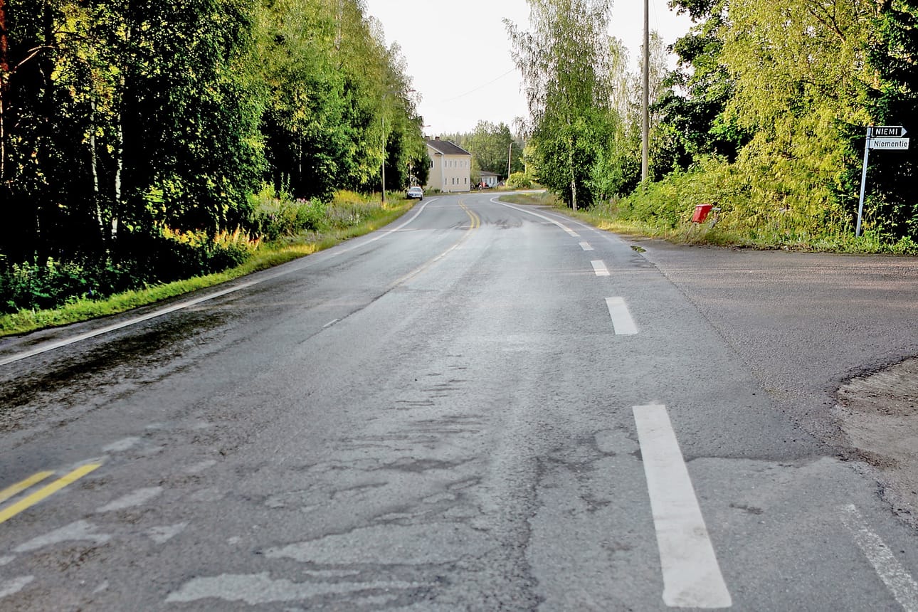Onnettomuus tapahtui noin kymmenen kilometrin päässä Peräseinäjoelta. Pelastustoimi kuljetti kolariautot pois paikalta aikaisin aamulla.