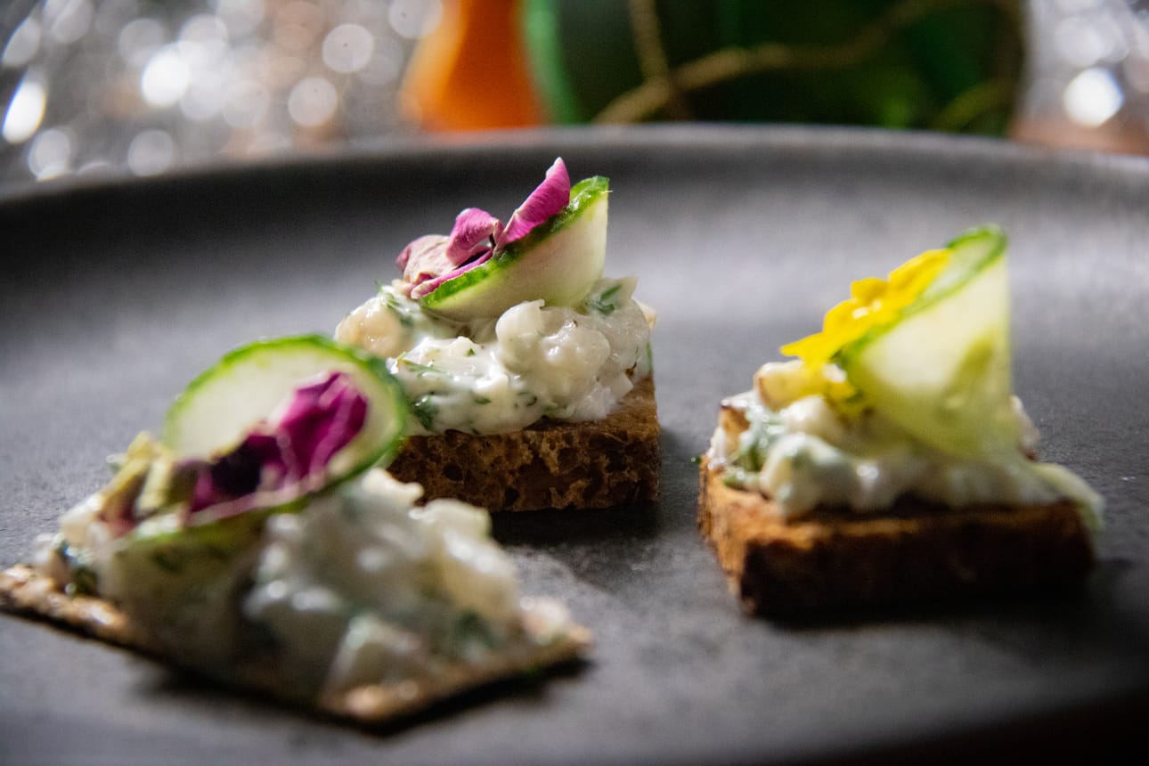 Kuhatartar maistuu erityisen maukkaalta maltaisen saaristolaisleivän päällä. Saaristolaisleipä tehdään itse.