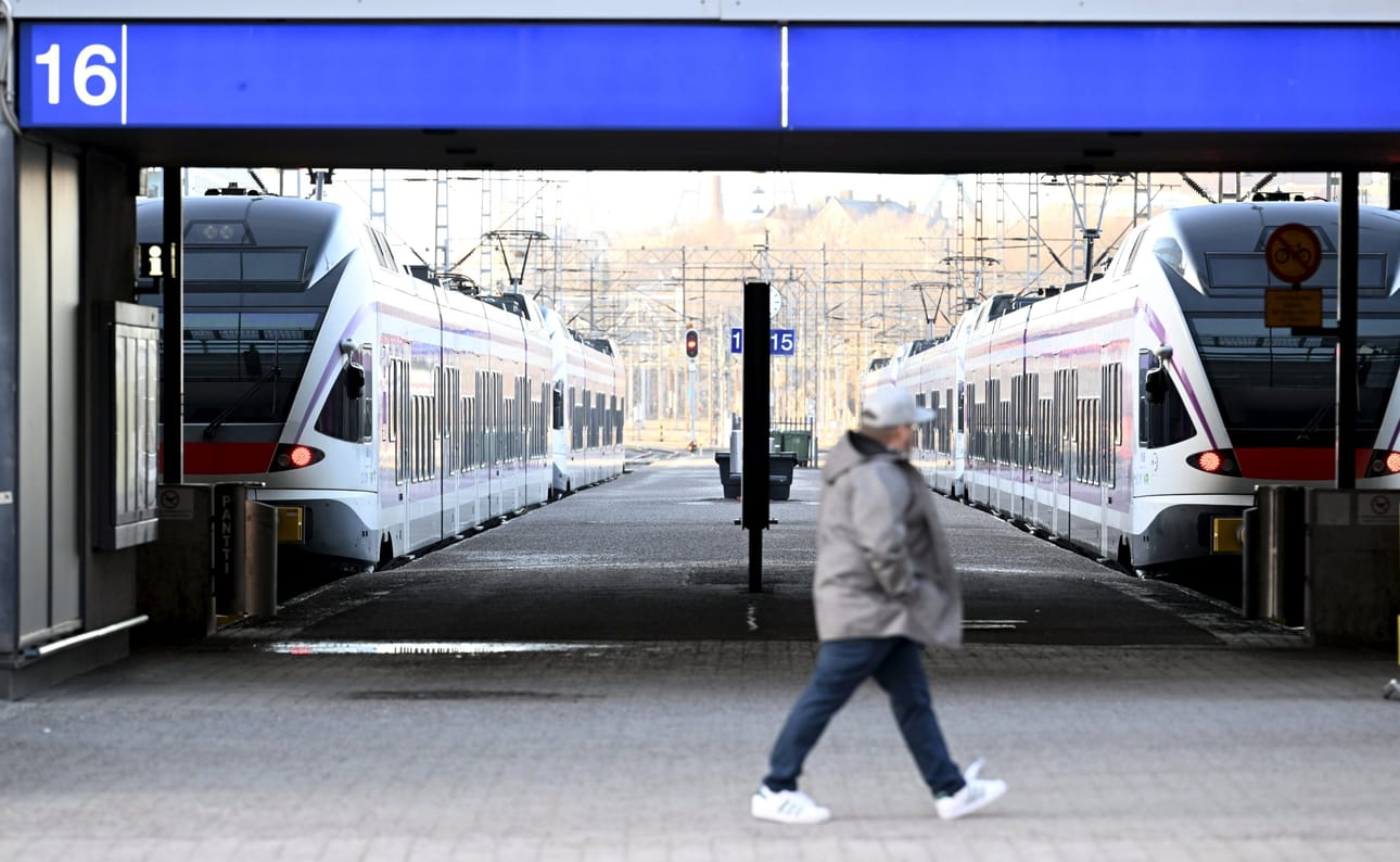 Lähipäivien aikana junaliikenteessä on vielä mahdollisesti odotettavissa muutoksia, kuten korvaavia bussikuljetuksia sekä yksittäisiä peruutuksia. LEHTIKUVA / HEIKKI SAUKKOMAA