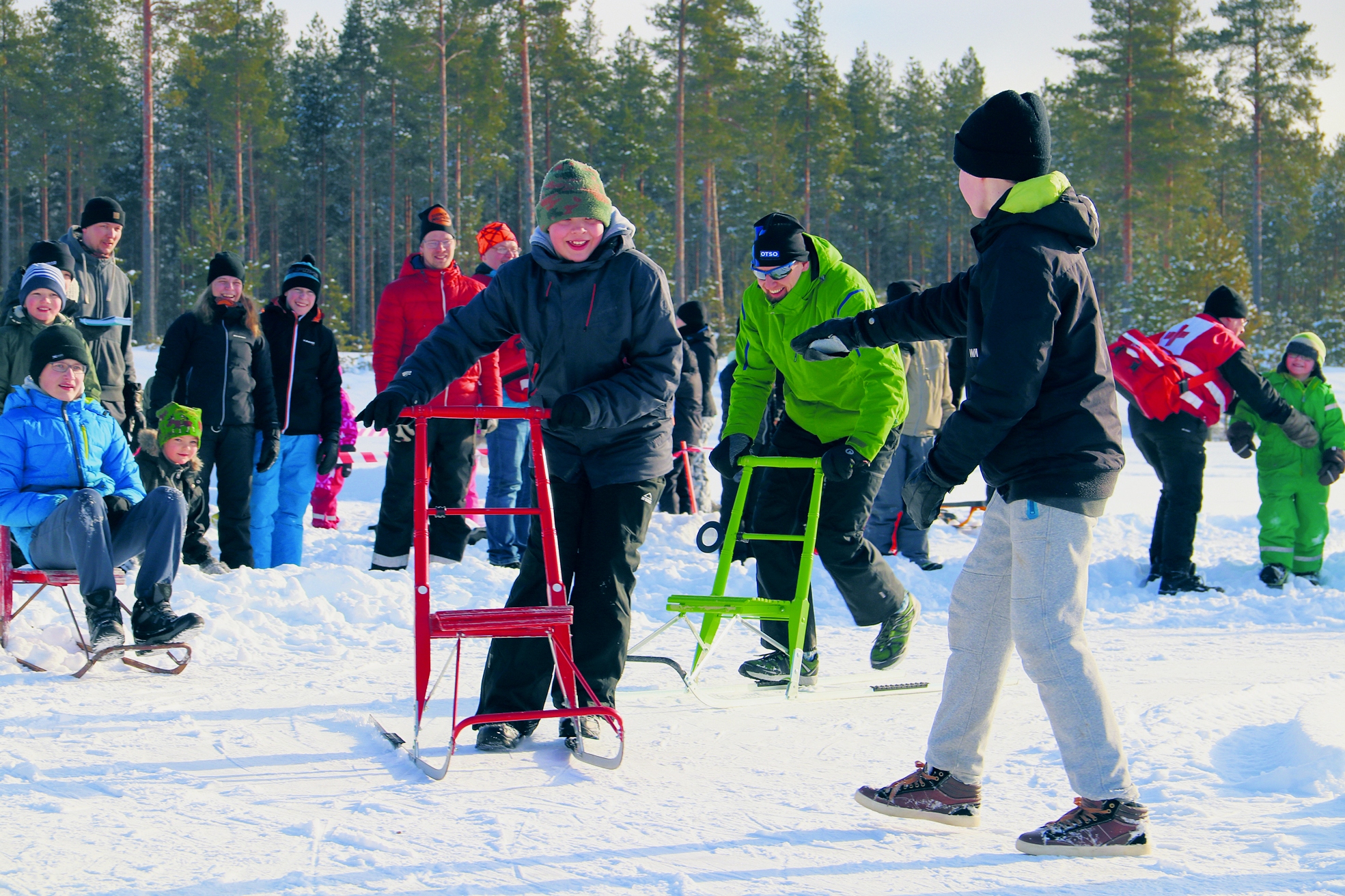 Kyläyhdistyksen kaksi joukkuetta ottivat mittaa toisistaan potkukelkkakisassa. Vesa Manninen lähti matkaan potkurin     mitan verran Joose Lumijärveä jäljessä.