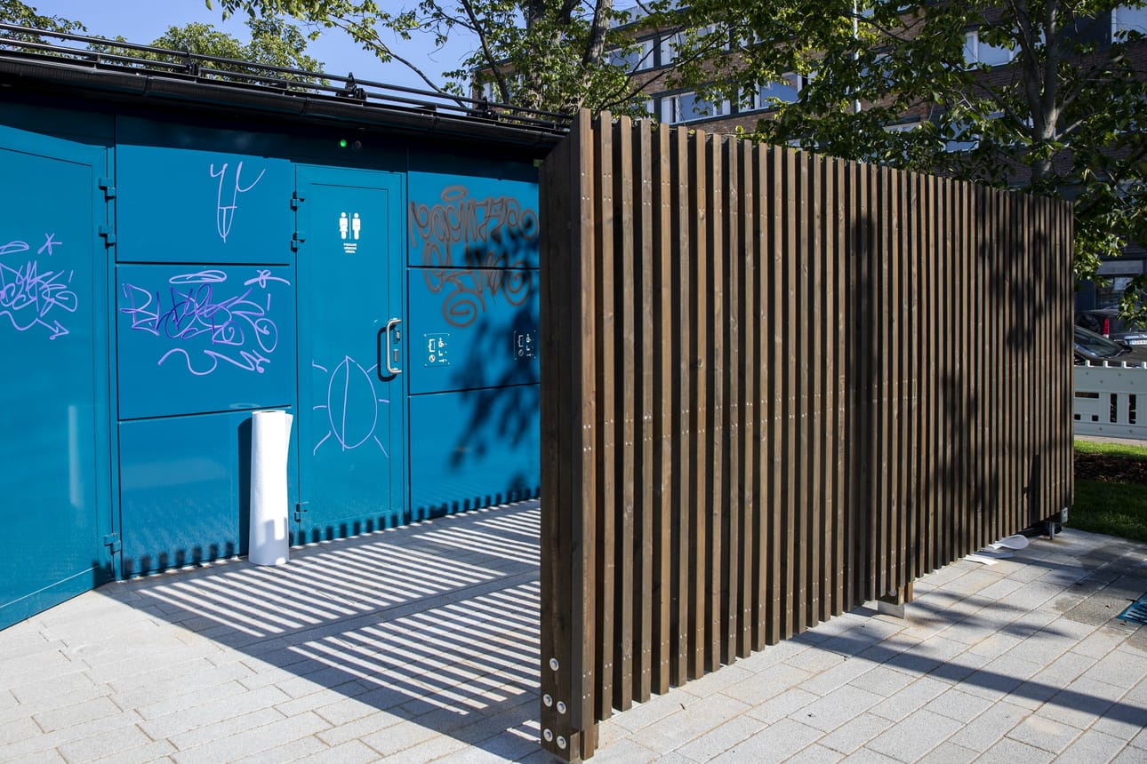 Mannerheiminpuistoa ei ole vielä edes avattu, mutta se joutui jo ilkivallan kohteeksi. Puiston pintoja on töhritty wc-rakennuksen seiniä myöten.