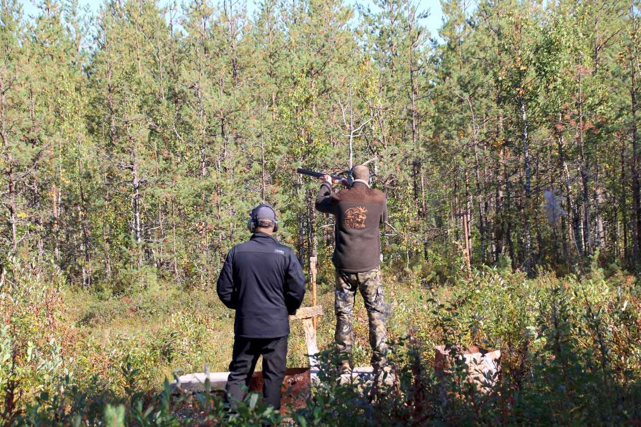Kilpailun päätuomari Tapio Uotila seuraa tarkasti haulikkoammuntavuorossa ollutta Topi Hulkkosta.