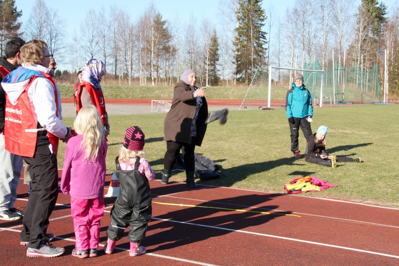 Hiba (vas.) ja veljensä Mahmoud Bilal harjoittelivat elvytystä Kärkiniemen tapahtuman ensiapupisteellä.