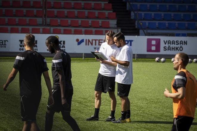 Päävalmentaja Christian Sund ja valmentaja Andre Lourenço pohtivat perjantain harjoituksessa kuvioita FC Lahden kaatamiseksi. KUVA: SAMI PELTONIEMI