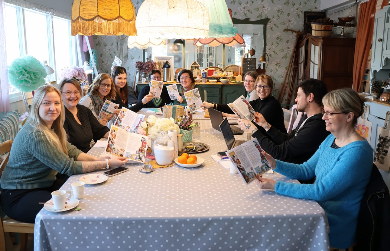 Jenniina Koivisto, Minna Mäkipernaa, Hanna Keskinen, Maaria Koivula-Talkkari, Kirsti Karppinen, Annukka Somppi, Leena Rissa, Petra Karhula, Jaakko Erkinheimo ja Henna Luoma totesivat kokouksessaan, että Kauhavan Kädentaitoviikon esite alkaa näyttää valmiilta.