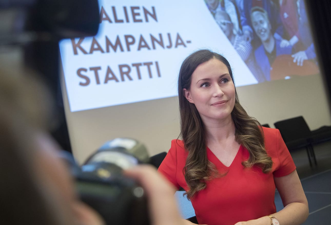 Liikenne- ja viestintäministeri Sanna Marin oli pahoillaan siitä, että kevytautolakien tilanne harmittaa yksittäisiä perheitä, joiden pihassa voi jo seistä kevytauto.