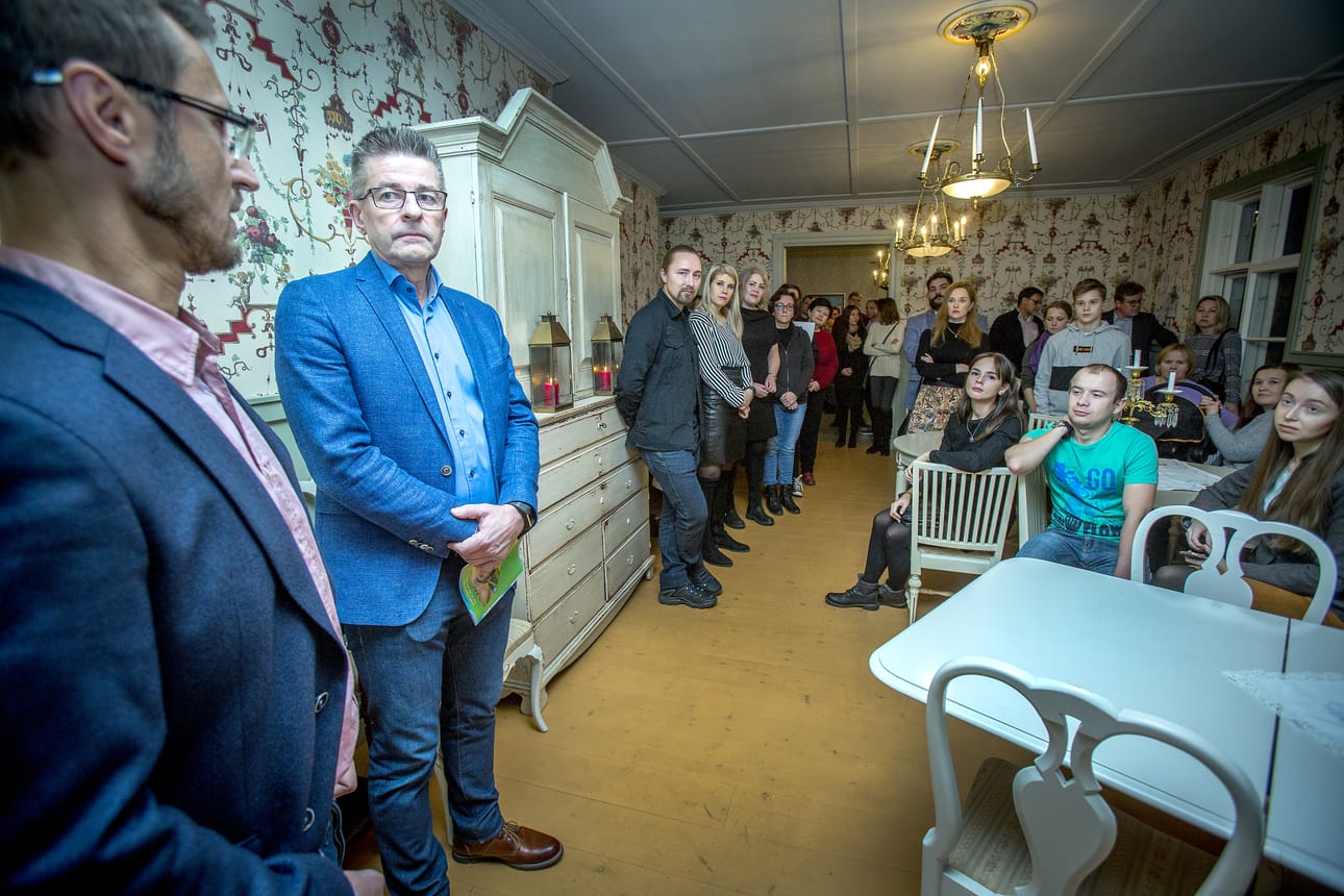 Langin kauppahuoneella oli välillä tunnelma kuin ulkomailla. Edvard Musijenko tulkkasi, kun Jouko Vesterlund kertoi Vesipekan tarjonnasta.