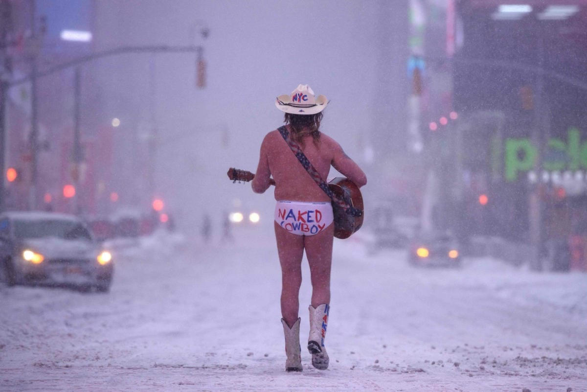 Kaikkia kylmä sää ei tuntunut haittaavan. The Naked Cowboy esiintyi tyynesti vähäpukeisena Times Squarella New Yorkissa 29. tammikuuta 2022. LEHTIKUVA AFP