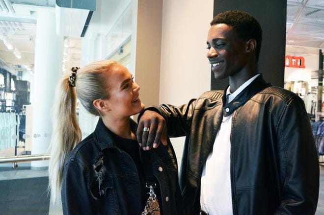 Ida Yli-Mäenpää ja Jeremie Kashamura näyttelevät ensimmäistä kertaa Rampin kesäteatterissa, Hairspray-musikaalissa. Kuva: Emilia Kovanen