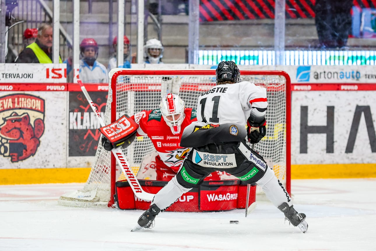 Alex Dostie viimeisteli JYPin avausmaalin Sport-vahti Daniel Lebedeffin taakse perjantain liigaottelussa Vaasassa.