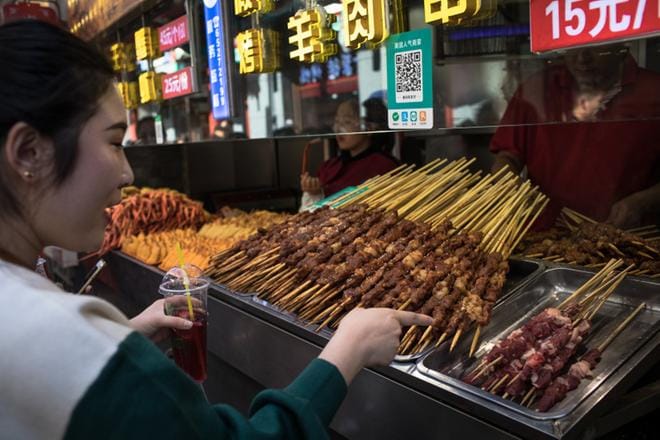 Tuoreen tutkimuksen mukaan punaisen lihan syöntiä tulisi tuntuvasti vähentää etenkin Euroopassa ja Pohjois-Amerikassa. Pekingissä asiakas valitsi lihavartaita. KUVA: Roman Pilipey/EPA