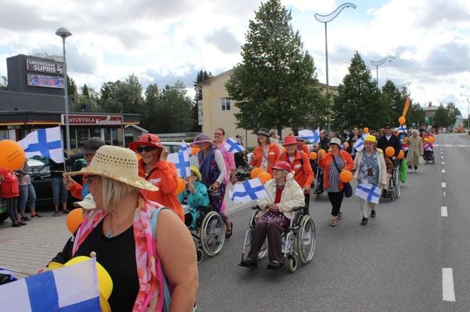Kulkue marssi runsaan kilometrin mittaisen matkan ammattiopistolta pääkatu Topeekalle, josta käännyttiin kaarisillan yli uimahallin puistoon.