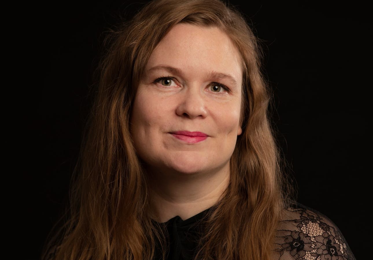 Katariina Parhi on tieteenhistorioitsija ja kriminologian dosentti. Kirja Rikoksetta rangaistut perustuu hänen monivuotiseen tutkimukseensa Suomen työlaitosten historiasta. – Työlaitokset rakennettiin sairaaloiden, vankiloiden ja kunnalliskotien rajamaastoon, rikoskontrollin, sosiaalihuollon ja sairaanhoidon väliselle joutomaalle, Parhi kirjoittaa.