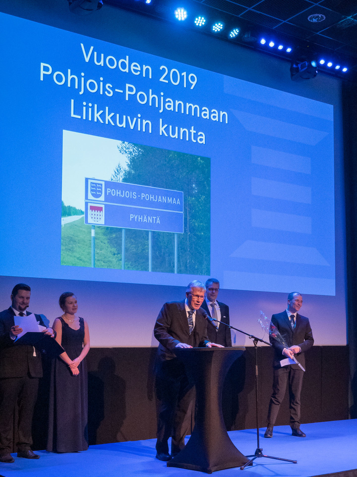 PoPLin urheilugaalassa jaetun Vuoden liikkuvin kunta -palkinnon vastaanottivat Pyhännän kunnanjohtaja Jouko Nissinen ja vapaa-ajanohjaaja Matti Saaranen. (Kuva: PoPLi)