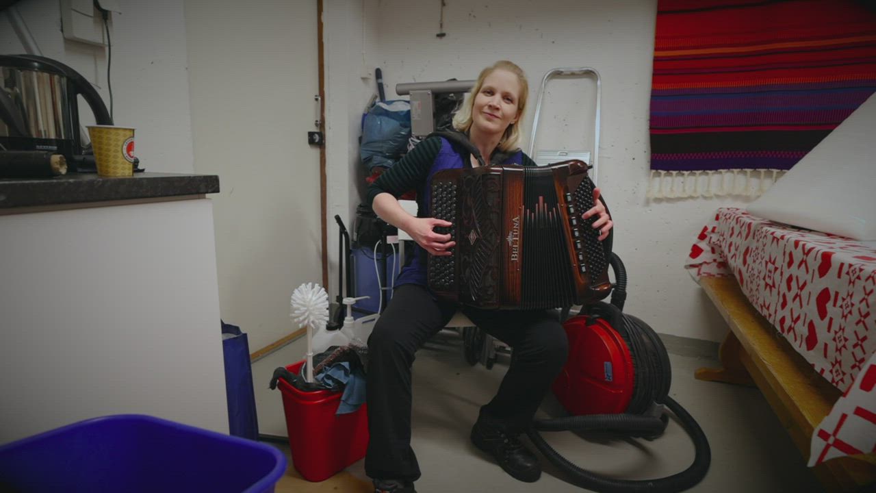 Harmonikkataiteilija Anne-Mari Kanniainen improvisoi