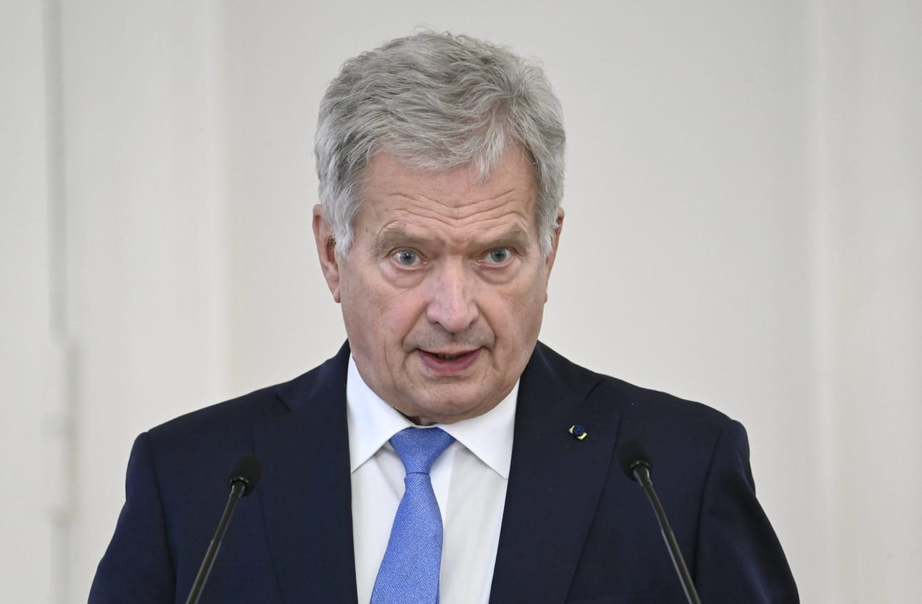 Perustuslain mukaan presidentti johtaa Suomen ulkopolitiikkaa yhteistoiminnassa valtioneuvoston kanssa, sanoo presidentti Sauli Niinistö. Esimerkiksi pääministerin lähettämiseksi EU-kokouksiin perustuslakia on uudistettu. LEHTIKUVA / Heikki Saukkomaa