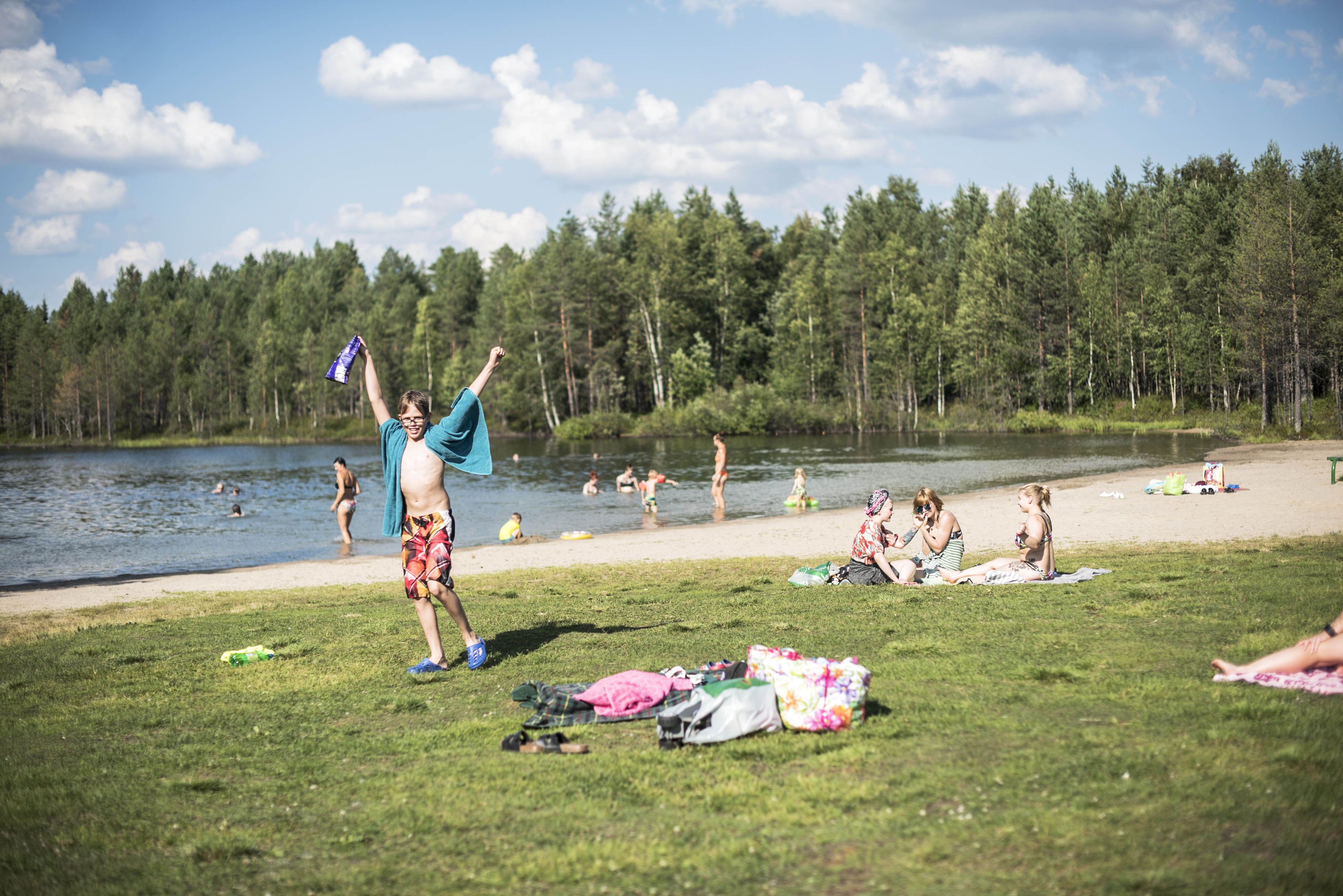 Helilammella oli keskiviikkoiltapäivänä paljon porukkaa, mutta ei kuitenkaan tungokseksi asti.