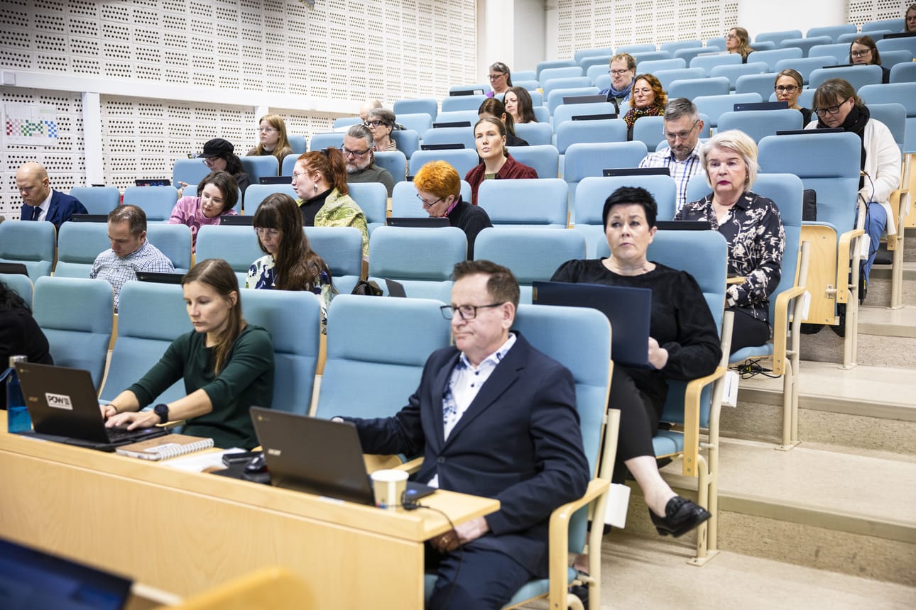 Rovaniemen kaupunginvaltuustossa on 51 jäsentä. Heistä 31 halusi siirtää päätöstä Ounasvaaran lukion sijainnista.