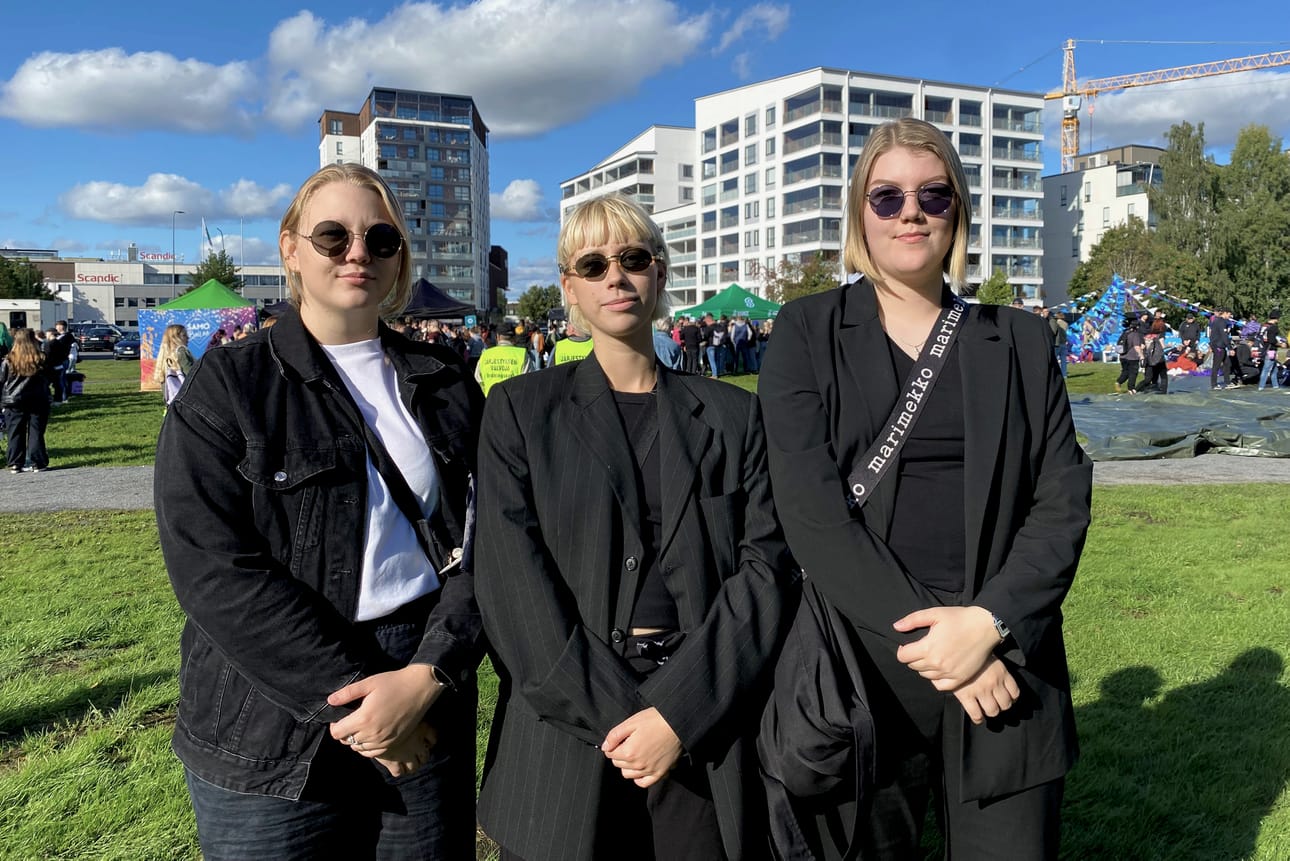Kulttuurituottajaopiskelijat Laura Käkelä-Petäys (vas.), Kaisa Käkönen ja Vilma Jokinen valitsivat Seamkin hyvän sijainnin vuoksi.
