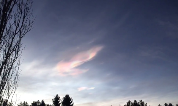 Uudenvuoden aaton helmiäispilviä Oulunsalossa