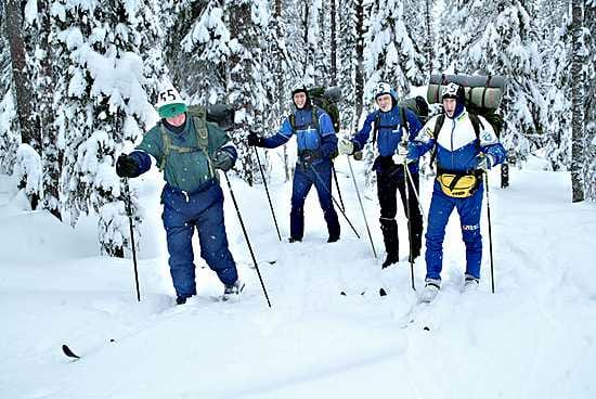 Pohjois-Karjalan miehet Jaakko Saaristo (vas.), Ari Komulainen, Rauno Kinnunen ja Antti Ticklén puolustavat Metsähallituksen ja Rajavartiolaitoksen värejä umpihankihiihdon MM-kisoissa.