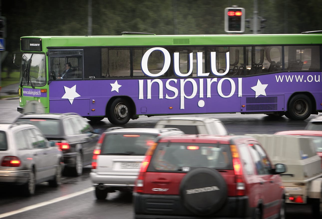 "Oulun inspiroi" -slogania nähtiin muun muassa linja-autojen kyljissä. Kuva vuodelta 2007.